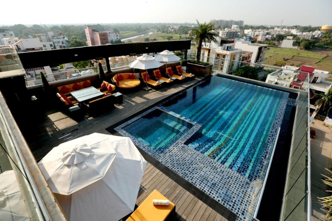 ורנאסי Hotel Madin מראה חיצוני תמונה
