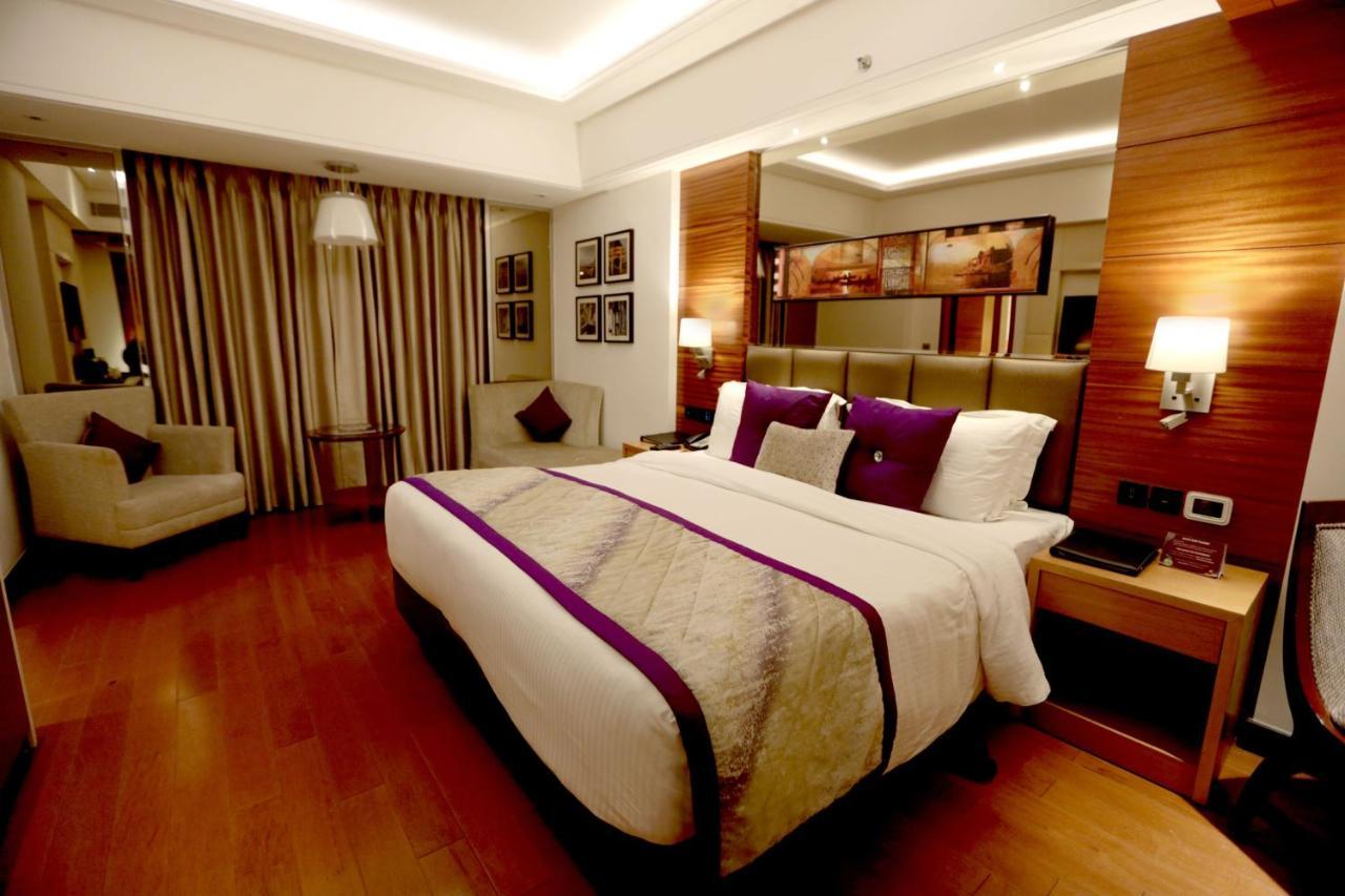ורנאסי Hotel Madin מראה חיצוני תמונה