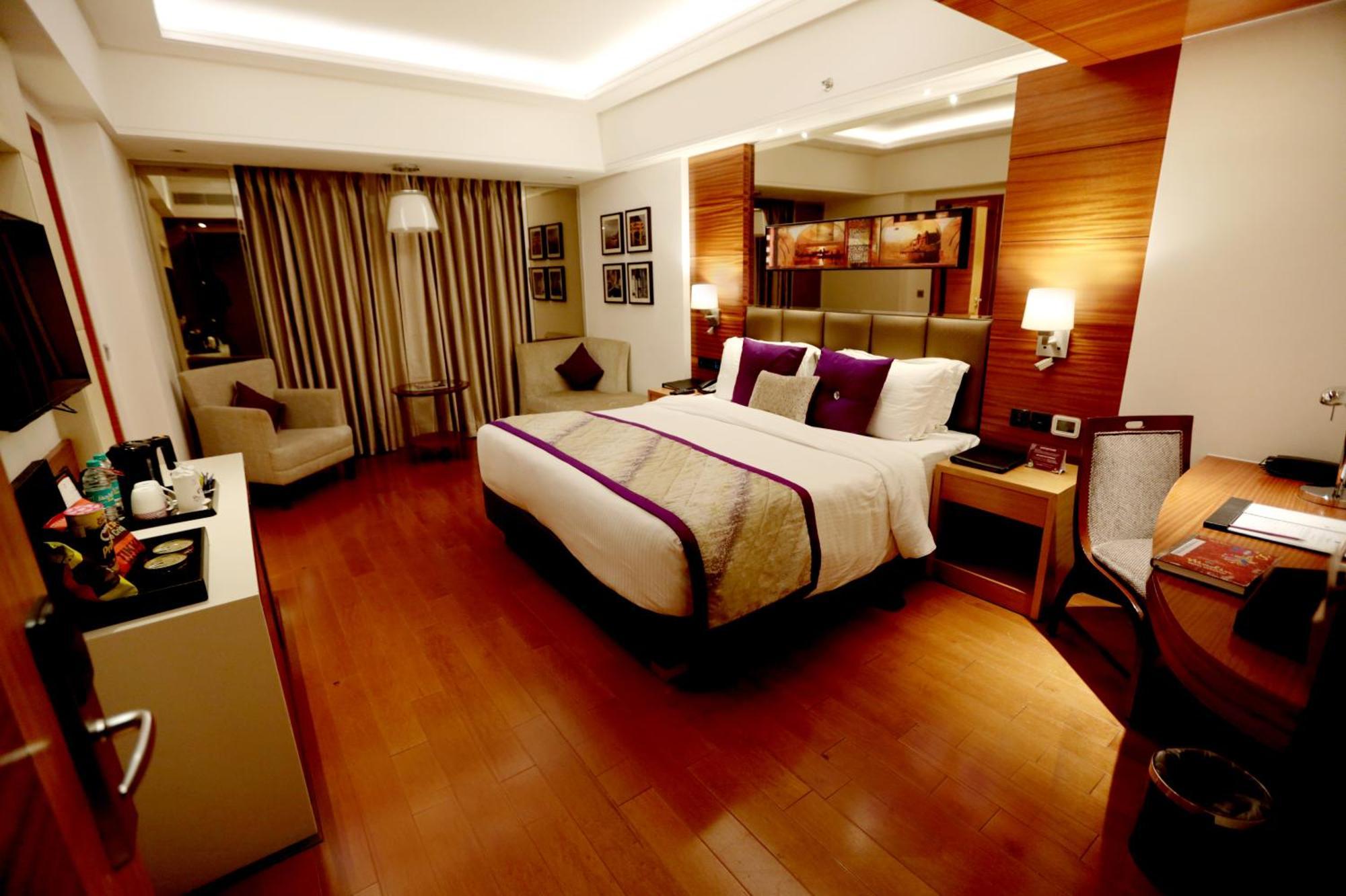 ורנאסי Hotel Madin מראה חיצוני תמונה