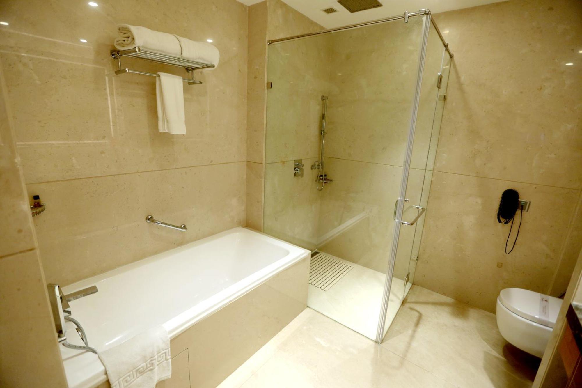 ורנאסי Hotel Madin מראה חיצוני תמונה