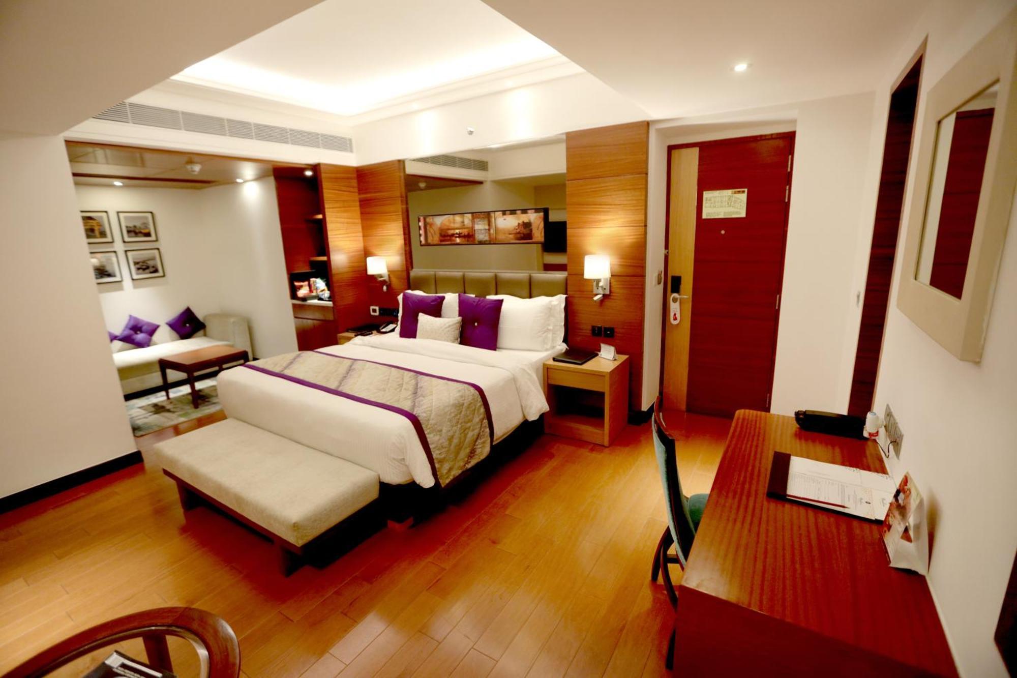 ורנאסי Hotel Madin מראה חיצוני תמונה