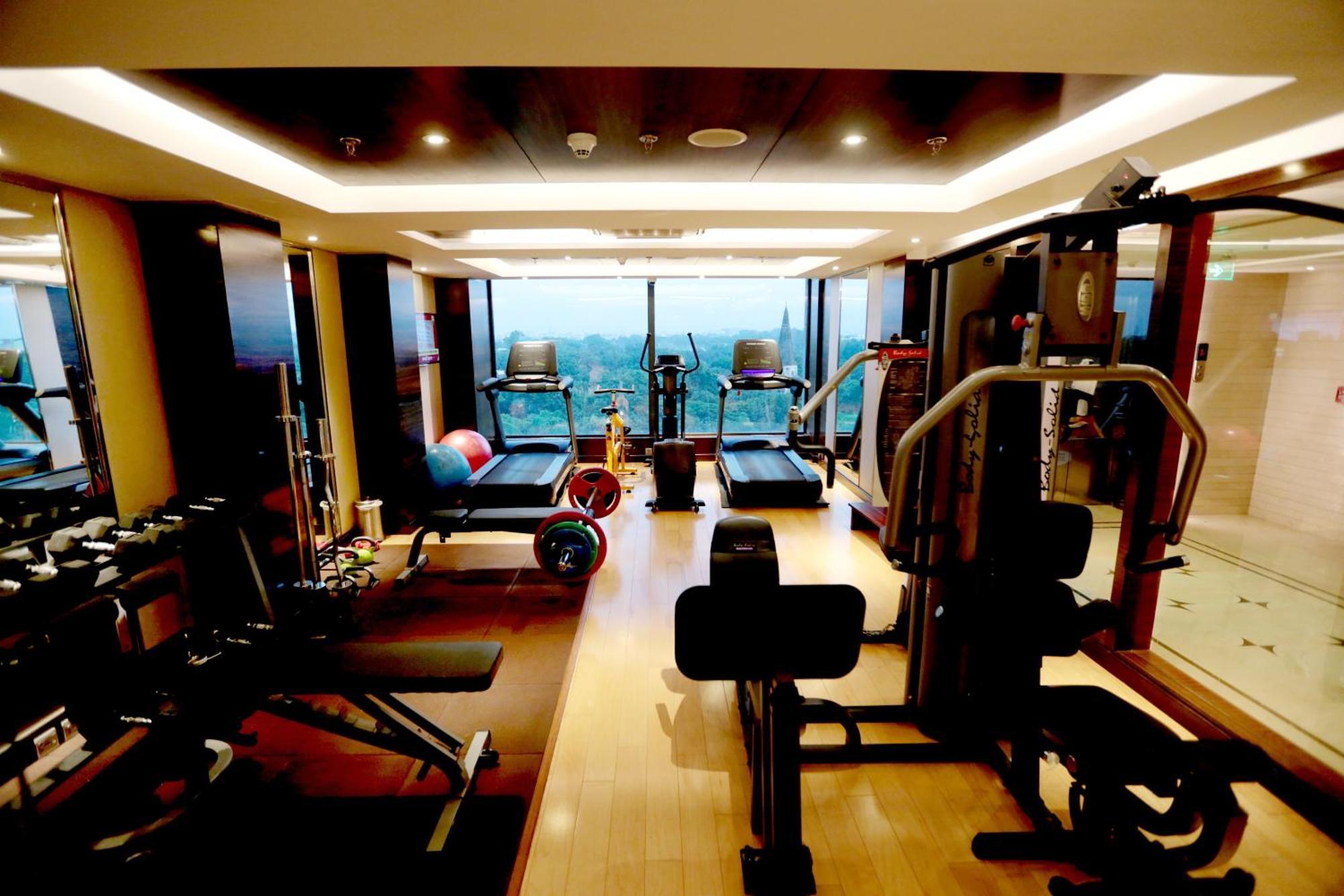 ורנאסי Hotel Madin מראה חיצוני תמונה